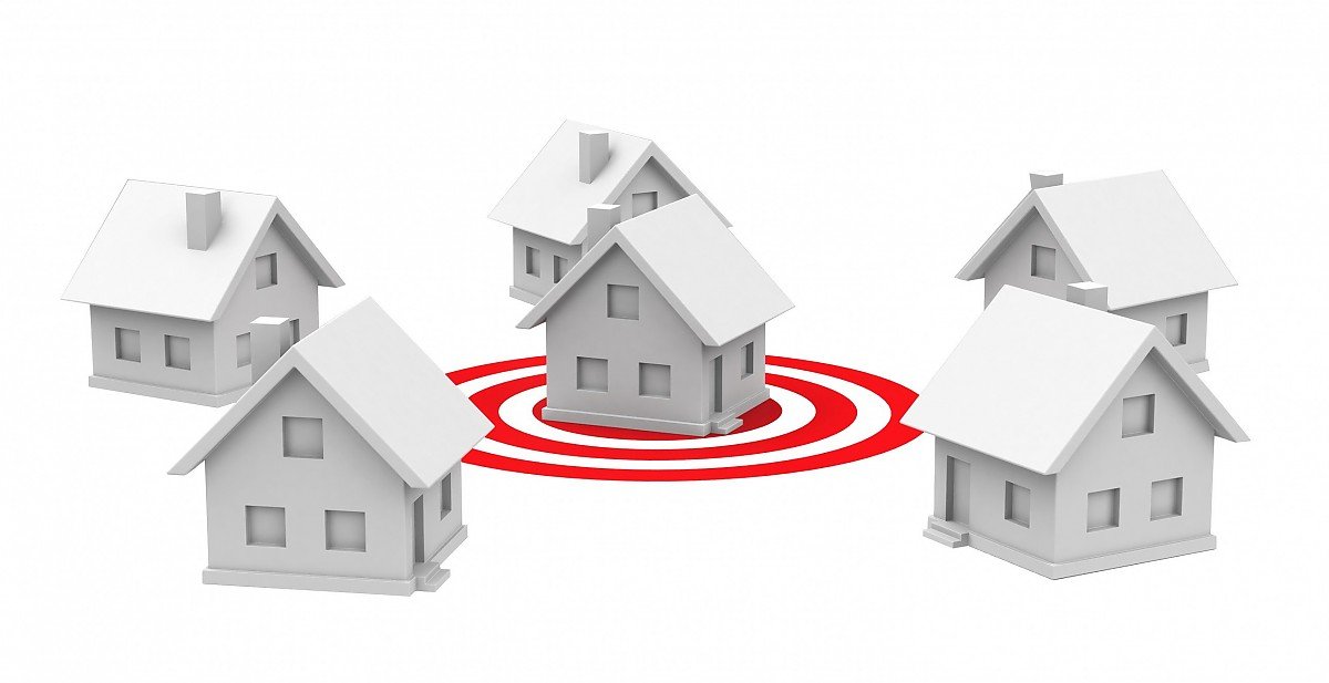 Glückliches Ehepaar vertraut auf Immobilienmakler Muster Immobilien